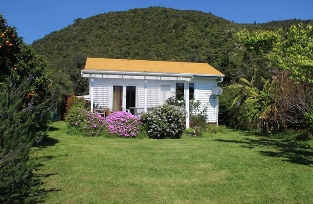 Whanarua Bay Cottages 