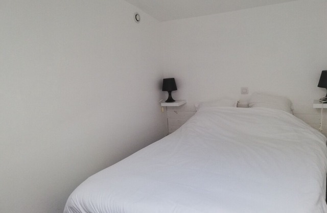 Cottage with 2 bedrooms, private patio, quiet and private parking, heated pool