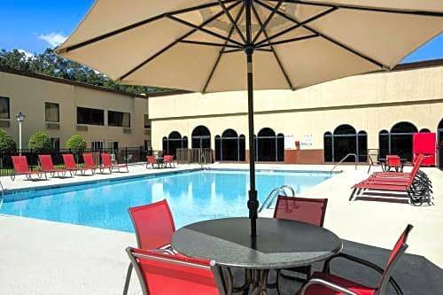 Cottonwood Suites Savannah Hotel & Conference Center