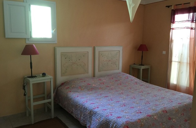 Country cottage with swimming pool, for 8 people, fully equipped