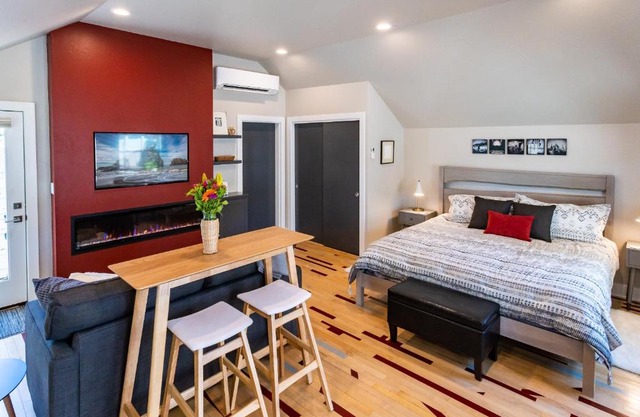 Courtside Cottage~10-minute walk from OSF~Pet Friendly