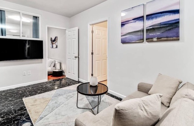 Cozy 1BD steps away from Convention Center
