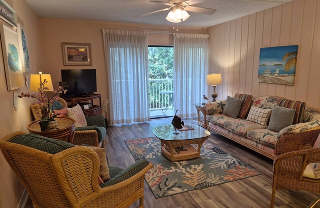 Cozy, 2 bed/2 bath condo