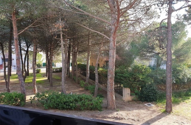 Cozy 2-Room Apartment, Balcony & 50m to Beach, Argelès-sur-Mer, Sleeps 4