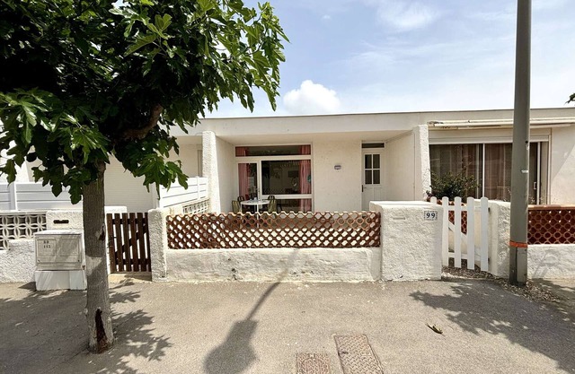 Cozy 3-Room House, 6 Sleeps, Near Beach & Shops, 2 Terraces, Pet Friendly