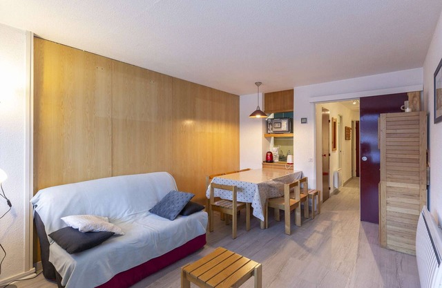 Cozy 6-Person Apartment with Mountain View, Balcony, and Ski Storage in La Mongie