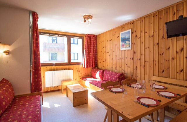 Cozy apartment 300m from slopes, sleeps 5, balcony, sheets provided, parking