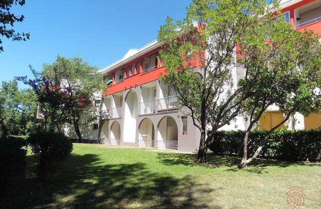 Cozy Apartment with Terrace, Near Spa and Town Center, Pet-Friendly, Free Parking, 24m²