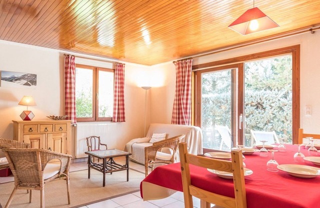 Cozy apartment for 8, near slopes, fireplace