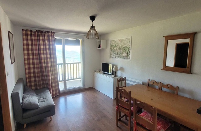 Cozy Apartment for 6 with Balcony, Near Slopes and Free Pool Access in Peyragudes