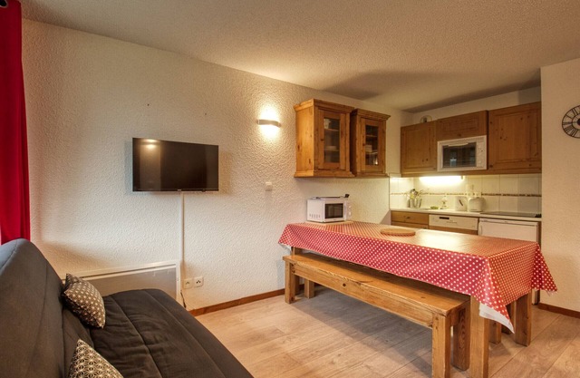 Cozy apartment for 6 near playground
