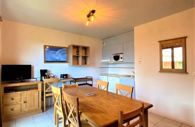 Cozy Chalet for 7 with Mountain View, Near Ski Resort, Pool & Sauna Access