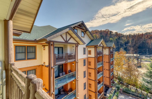 Cozy condo w/free attraction tickets, jetted tub, & pool/hot tub - walk downtown