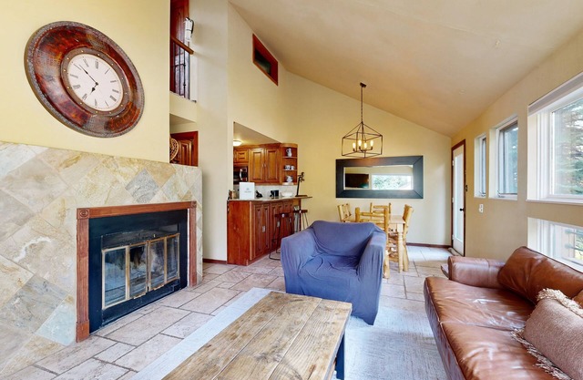 Cozy condo with fireplace, pool & hot tub - steps to ski shuttle