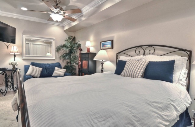 Cozy condo with full kitchen & ocean view, near town & beach