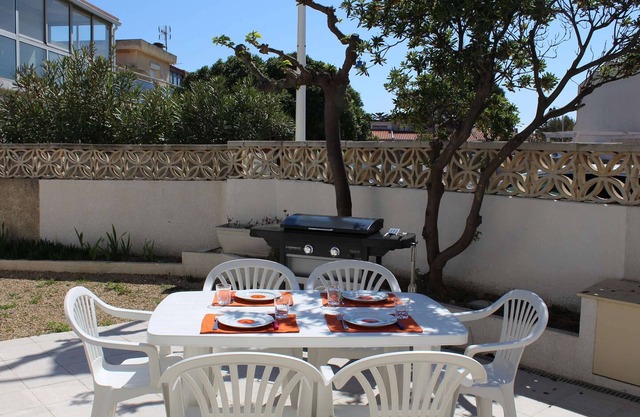 Cozy Renovated House, 100m from Beach, 6 Guests, Terrace, Garage