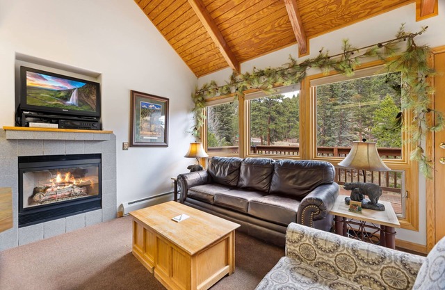 Cozy Riverfront Suite Fireplace Close to RMNP