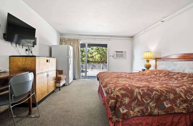 (Cozy studio, 1BR, 1BA, No kitchen)