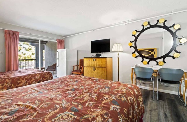 (Cozy studio, 2BED, 1BA, No kitchen)