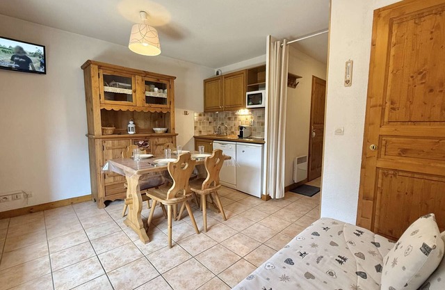 Cozy Studio Cabin in Praz-Sur-Arly - Up to 4 Guests, Near Village Center and Ski Lifts