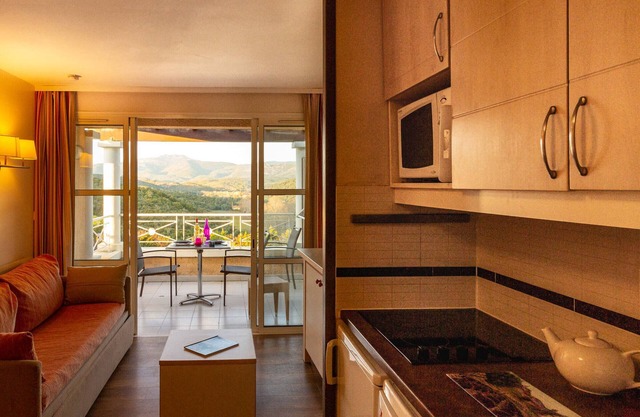 Cozy studio in Cap Esterel with terrace in the heart of the village