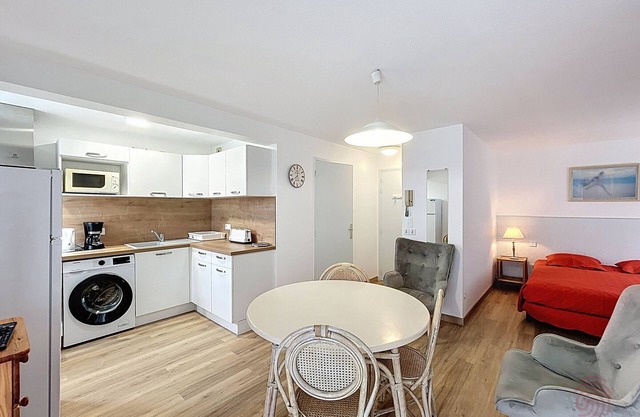 Cozy Studio with Terrace, Near Thermes & Downtown, Pet Friendly + WiFi, Lamalou-les-Bains