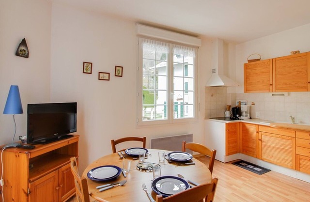 Cozy T2 apt with terrace - sleeps 4, central Cauterets, near gondola & amenities