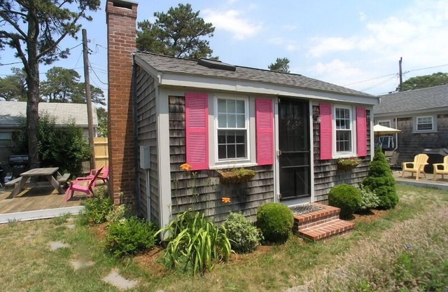 Cozy two bedroom cottage- Only .2 miles to Hagis Beach