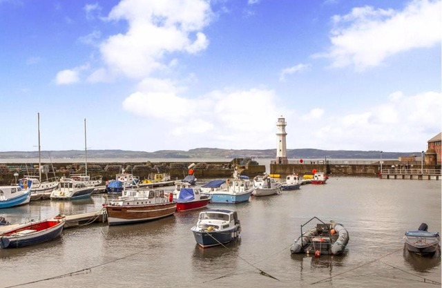 Cozy with Character - Newhaven Harbour View Fishermen's Cottage