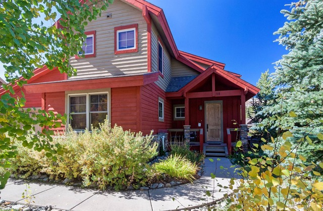 Creekside Escape: Stunning Quaint Home in Breckenridge, Amazing Location