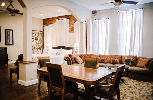 Crossroads Loft, Studio and Flat- Steps from Rt. 66 and Carthage Square