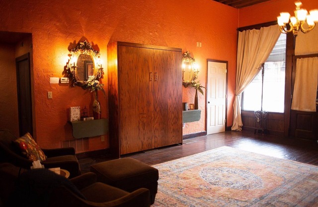 Crossroads Loft & Studio Apt: Steps from Rt. 66 & Beautiful Carthage Square