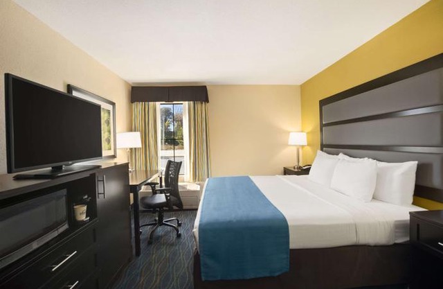 Days Inn & Suites by Wyndham Commerce