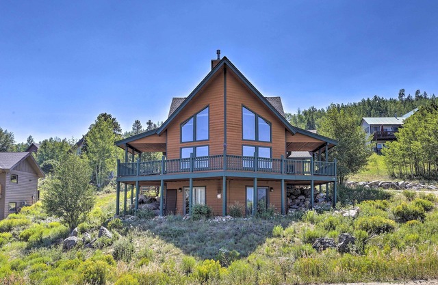 Deck, Bar & Mtn Views: Grand Granby Retreat!