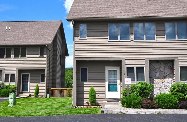 Delightful 3 Bedroom Ski in/ Ski Out townhome!