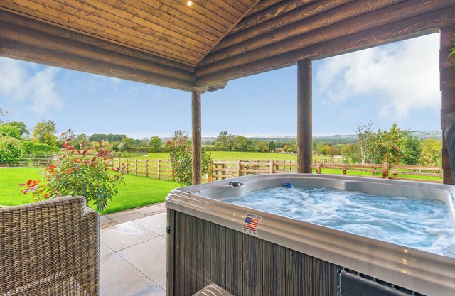 Deluxe and spacious lodge perfect for a romantic retreat.