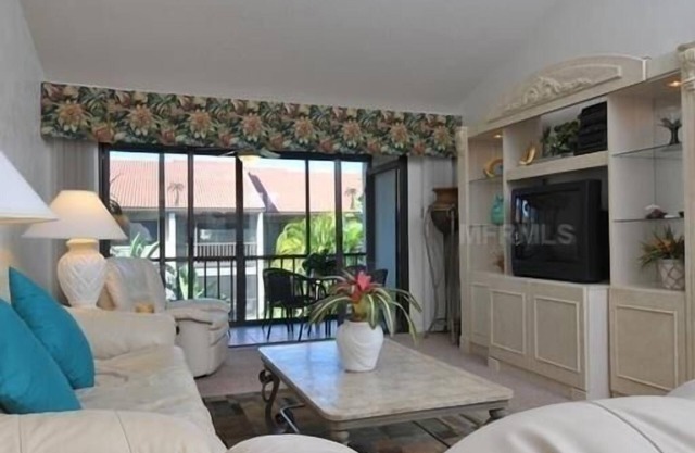 Deluxe Condo at Siesta Dunes Beachfront Complex