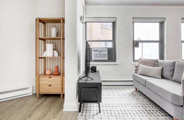 Deluxe Gold Coast Studio w/ Doorman & Gym, 2 blocks to L, by Blueground