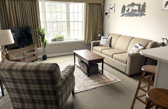 Deluxe Redone Country Inn Suite at Jiminy-Sleeps 4 - Ski On/Off at Mountain Base