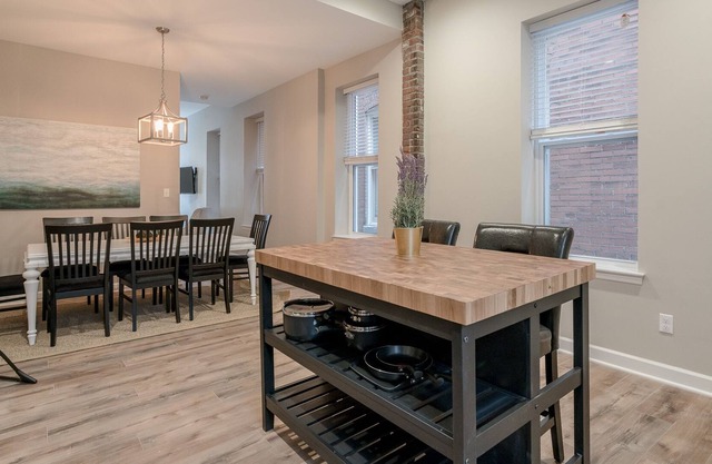 Designer Townhome Of Side Jz Rentals 