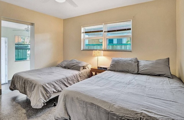 DISCOUNT! Modern Ocean-side studio, 1BR/1bath, Hollywood, Free Parking + BBQ!