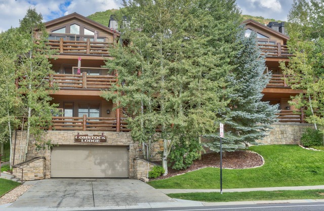 Discover Your Ideal Condo Escape: Free Shuttle, Private Hot Tub & BBQ Await!