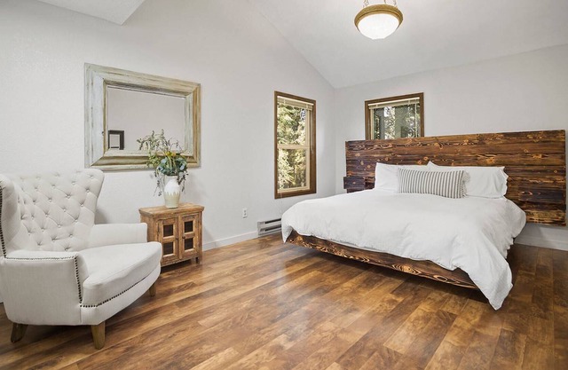 DOG Friendly Cabin Great for Families & Couples! Private Hot Tub, Fenced Yard, + 2 KING BEDS!