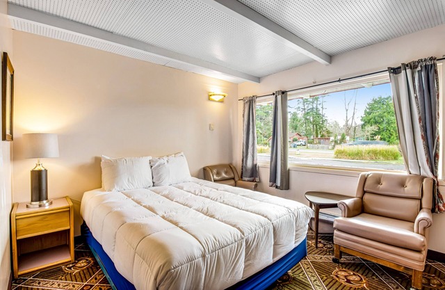 Dog-friendly corner room with a kitchenette, fast WiFi, & fish cleaning station