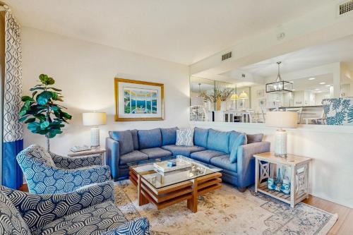 Dog-friendly oceanfront townhouse with covered balcony, views, pool & AC