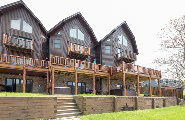 DOGS WELCOME! Lakefront Townhouse #02 w/Hot Tub, & Fire Pit!