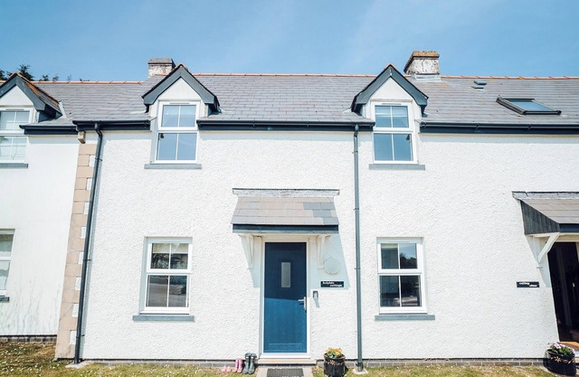 Dolphin Cottage - UK6733