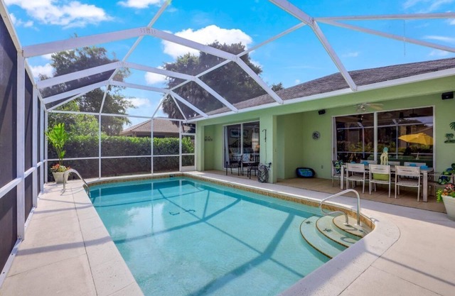 Double Master Bedrooms,Pool, Near Beach, Sleeps 11