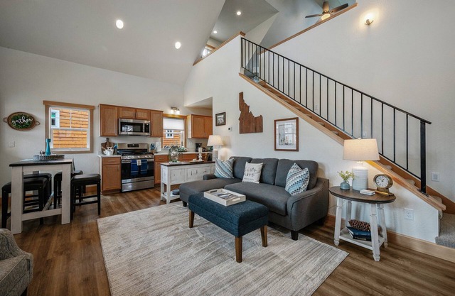 Dover De-Lite - 1 Bedroom with Loft 2 Bath Parkside Bungalow