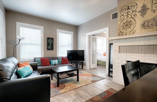 DOWNTOWN AUSTIN SLEEPS 4-WALK TO 6thST- SXSW,ACL,Many Shops,Restaurants,Bars